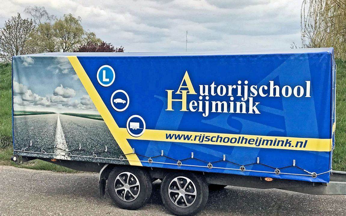 De Hapert tandemas aanhanger van 6,05 meter van Autorijschool Heijmink