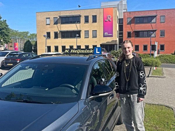 Alisia Keurentjes is geslaagd voor het rijbewijs bij Autorijschool Heijmink