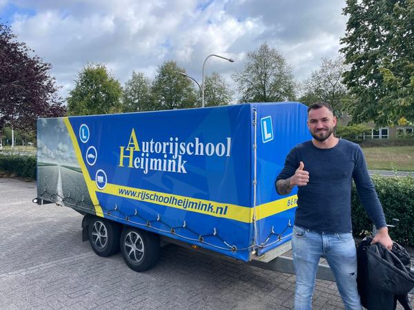 Bram Teeuwsen is geslaagd voor het rijbewijs bij Autorijschool Heijmink