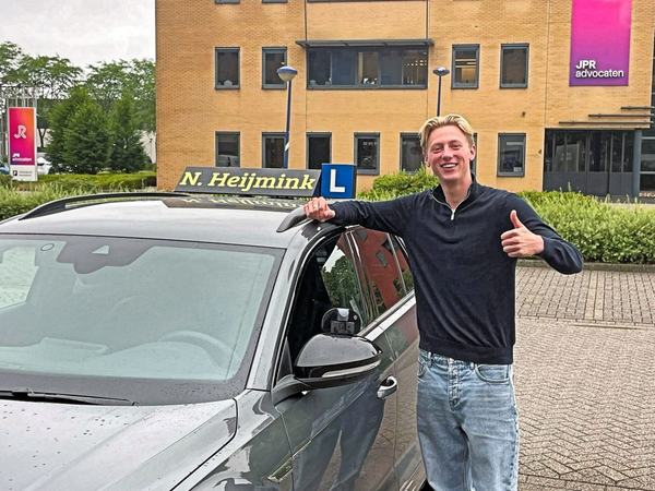 Chris Bakker is geslaagd voor het rijbewijs bij Autorijschool Heijmink