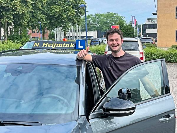 Daan Ebbers is geslaagd voor het rijbewijs bij Autorijschool Heijmink