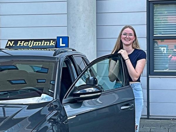 Ilani Migchelbrink is geslaagd voor het rijbewijs bij Autorijschool Heijmink