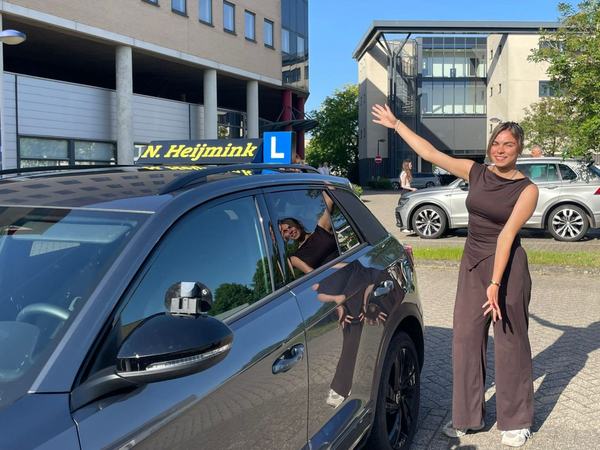 Ilyana van Dort is geslaagd voor het rijbewijs bij Autorijschool Heijmink