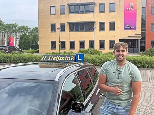 Jay van Scheijen is geslaagd voor het rijbewijs bij Autorijschool Heijmink