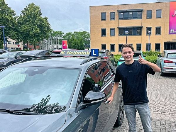 Kasper Wieland is geslaagd voor het rijbewijs bij Autorijschool Heijmink