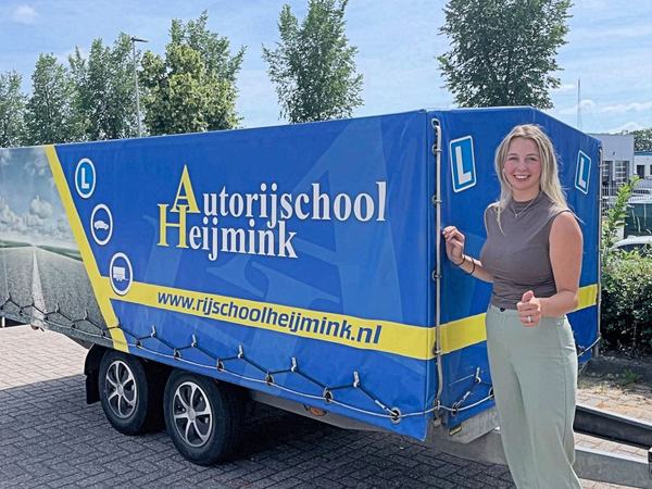 Lieke Albers is geslaagd voor het rijbewijs bij Autorijschool Heijmink