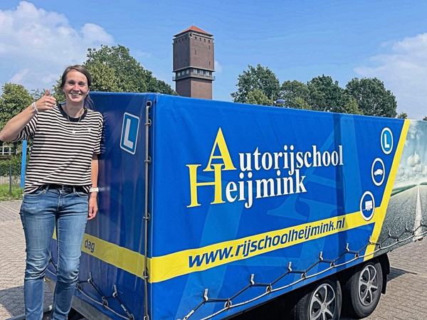 Manon Brouwer is geslaagd voor het rijbewijs bij Autorijschool Heijmink