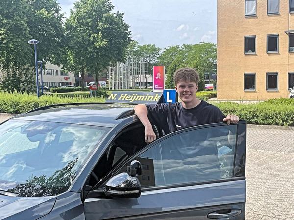 Sven Luyf is geslaagd voor het rijbewijs bij Autorijschool Heijmink