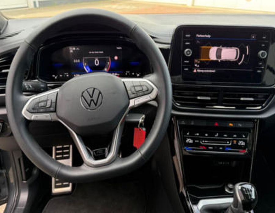 Het dashboard en stuur van de lesauto met navigatie en rijhulpsystemen