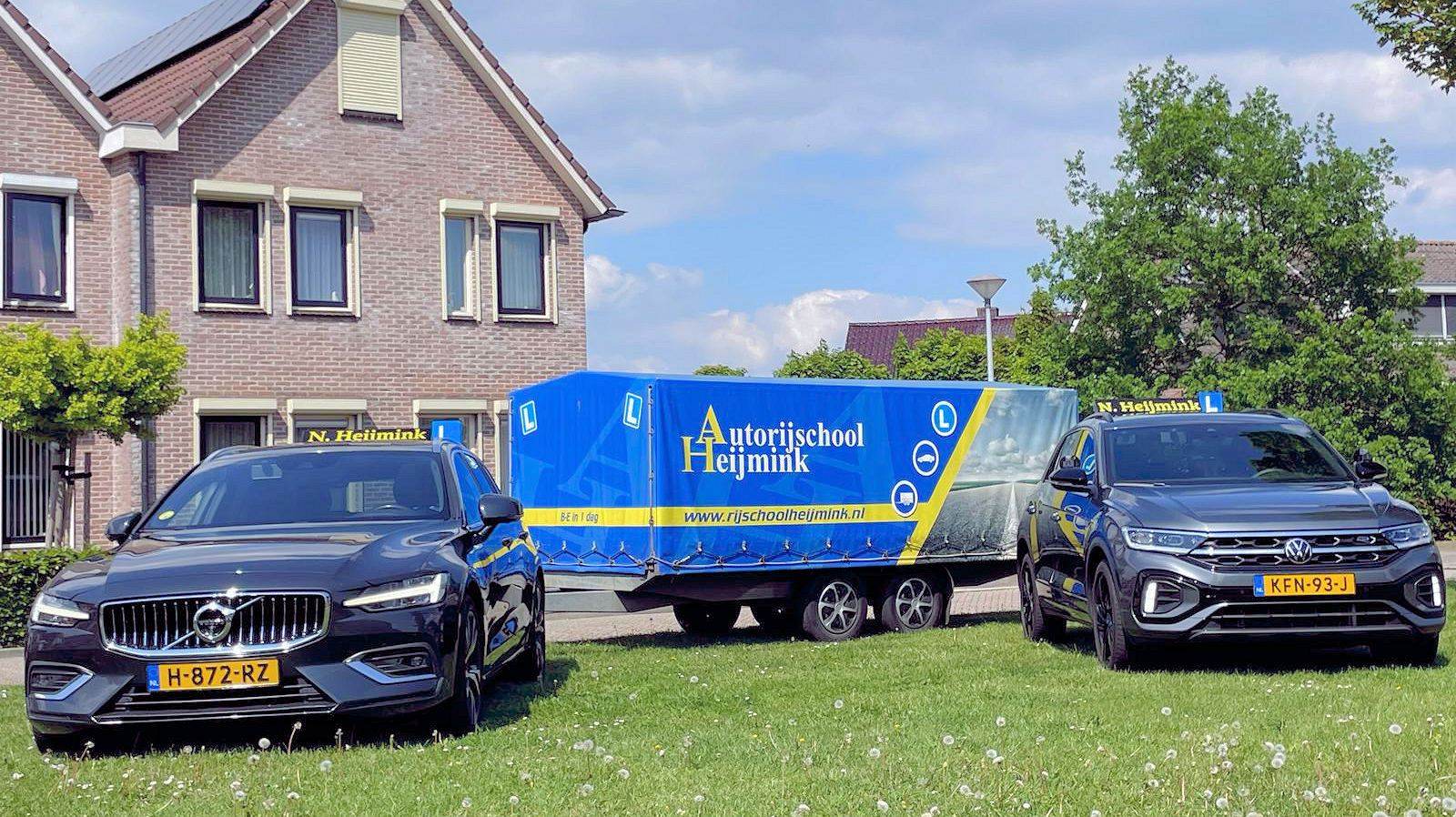 De lesauto's van Autorijschool Heijmink, een Volvo V60 en een Volkswagen T-Roc, met de B-E aanhanger