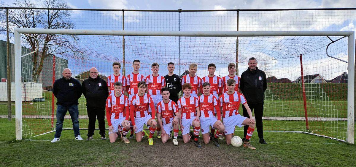 Het JO-19 elftal van SC Rijnland in de tenues gesponsord door Autorijschool Heijmink