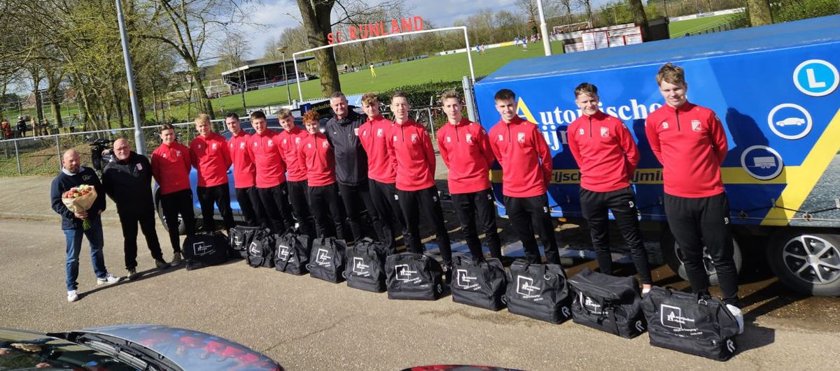 Het A1 team van SC Rijnland met de sponsorkleding van Autorijschool Heijmink