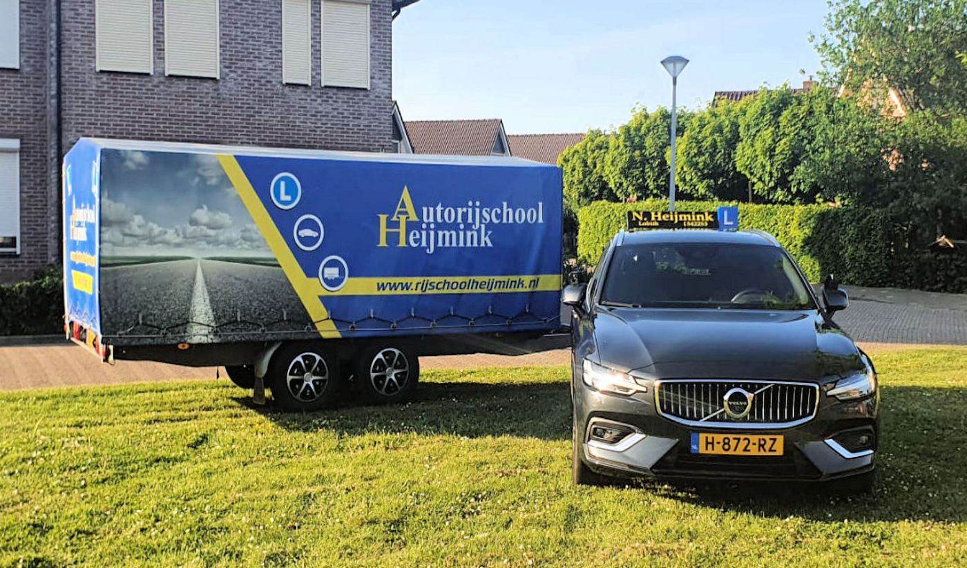 De Volvo V60 met de Hapert tandemas aanhanger van 6,05 meter