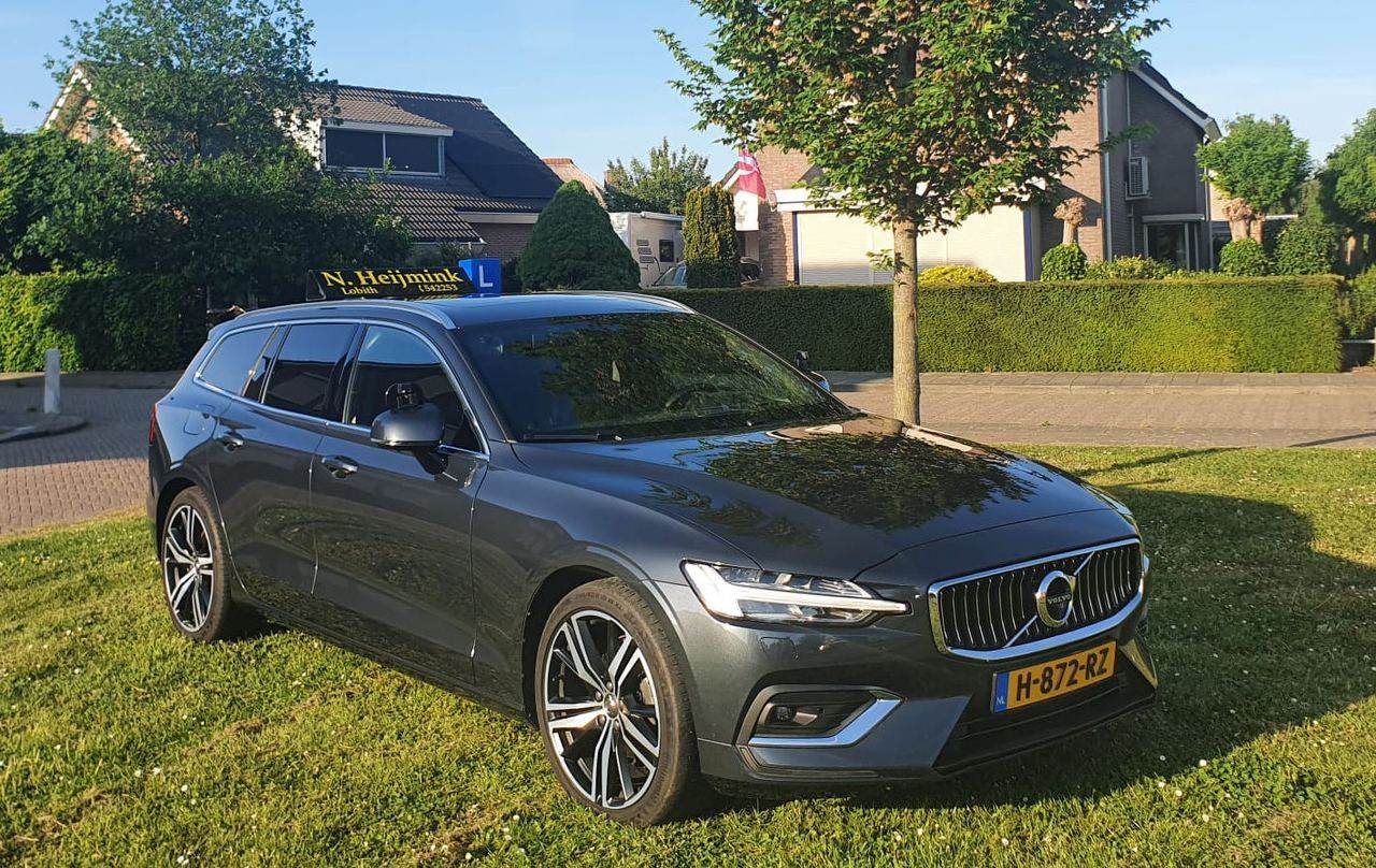De Volvo V60 D4 Inscription automaat lesauto van Autorijschool Heijmink