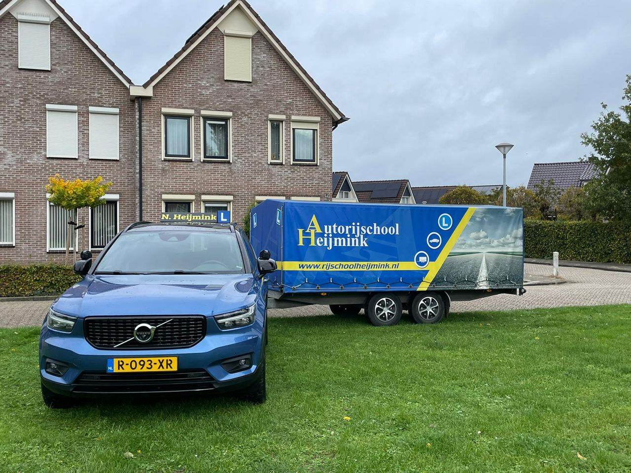 Een Volvo van Autorijschool Heijmink met de B-E aanhanger