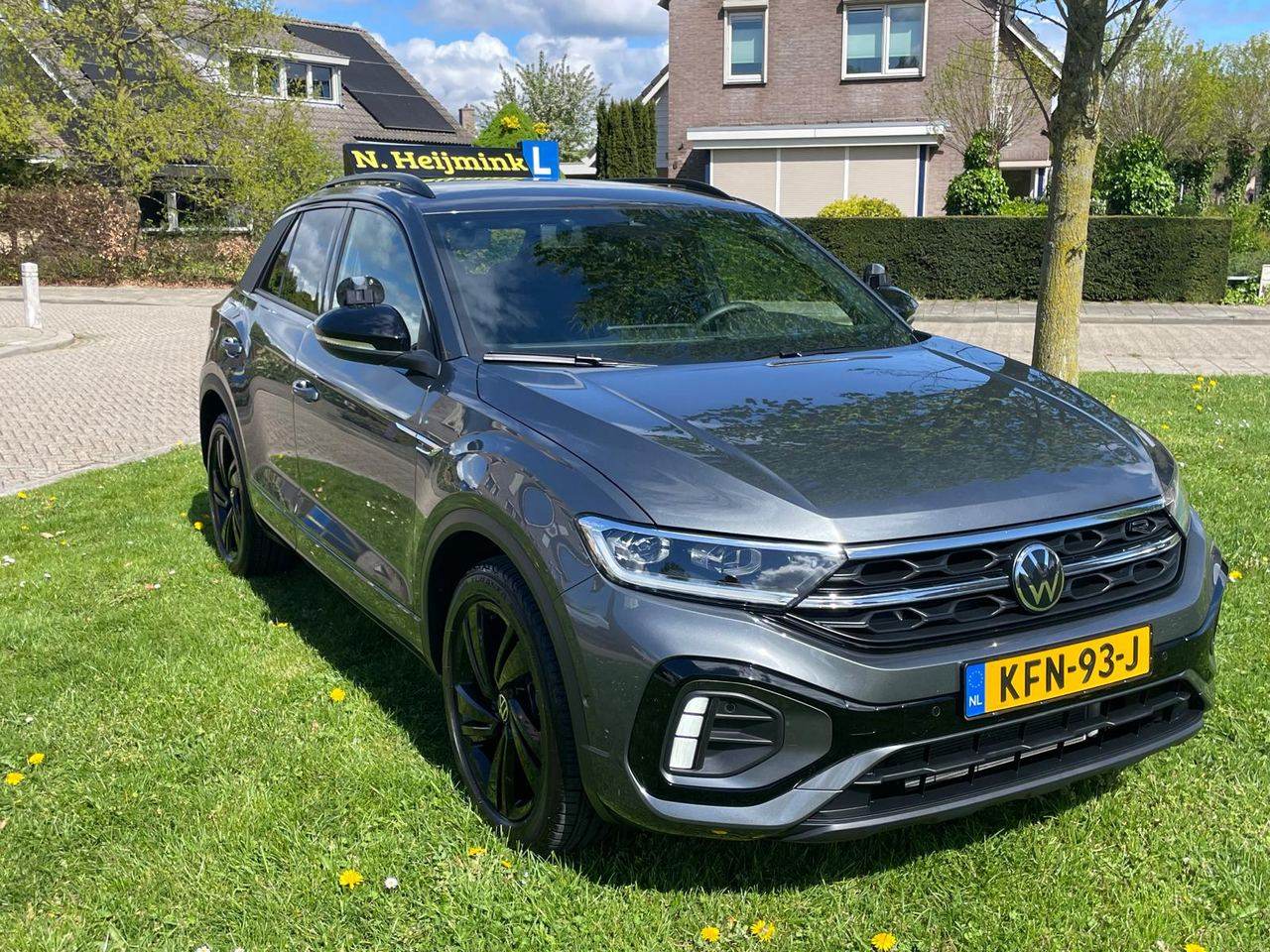 De grijze Volkswagen T-Roc lesauto van Autorijschool Heijmink