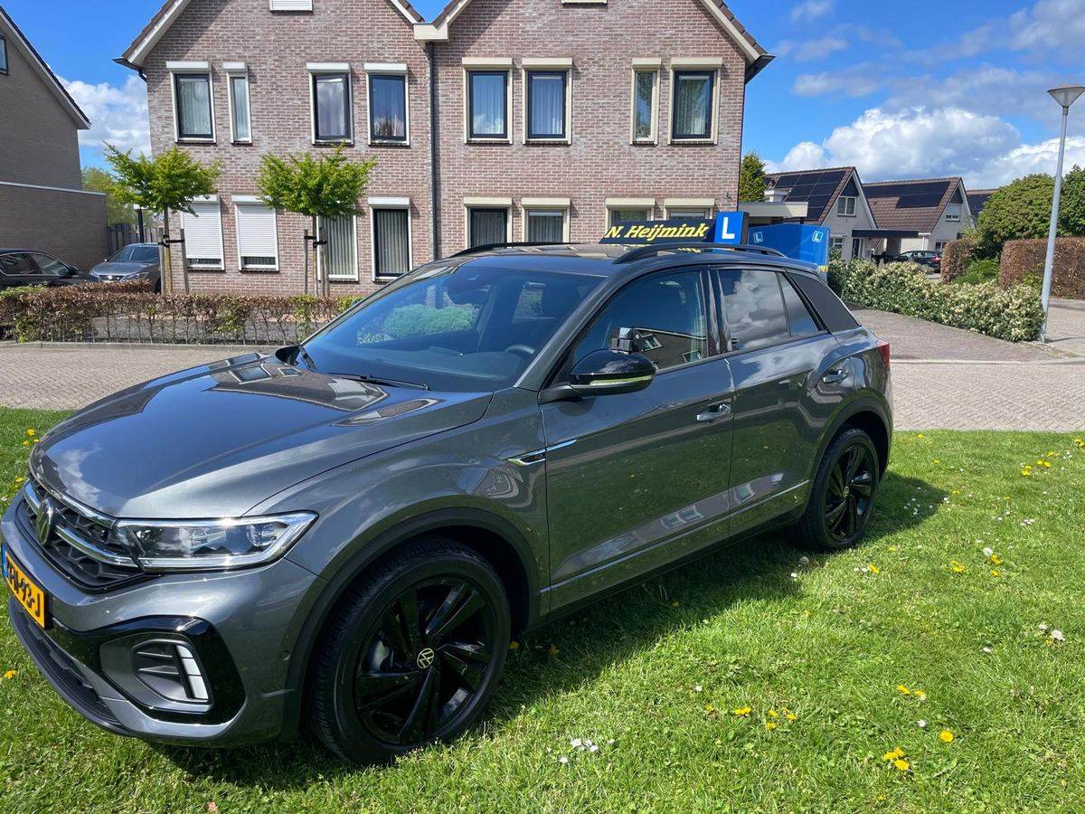 De Volkswagen T-Roc lesauto van Autorijschool Heijmink van opzij
